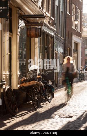 Cycliste dans une rue à Amsterdam aux pays-Bas en Europe Banque D'Images