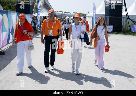 Paris, France. 30 juillet 2024. Jeux olympiques, Paris 2024, aviron : le roi Willem-Alexander des pays-Bas (2e à partir de la gauche), son épouse la reine Maxima (3e à partir de la droite) et leurs filles Catharina-Amalia (à gauche) et Alexia (4e à partir de la gauche) assistent aux compétitions d'aviron. Crédit : Sebastian Kahnert/dpa/Alamy Live News Banque D'Images