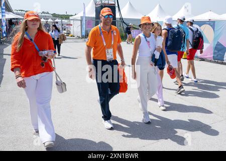 Paris, France. 30 juillet 2024. Jeux olympiques, Paris 2024, aviron : le roi Willem-Alexander des pays-Bas (2e à partir de la gauche), son épouse la reine Maxima (3e à partir de la droite) et leurs filles Catharina-Amalia (à gauche) et Alexia (4e à partir de la gauche) assistent aux compétitions d'aviron. Crédit : Sebastian Kahnert/dpa/Alamy Live News Banque D'Images