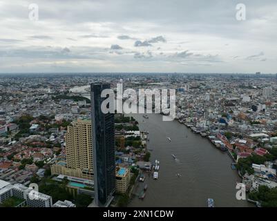 Bangkok, Amphoe mueang Bangkok, Thaïlande, 24 juin 2024 : Icon siam Banks et centre commercial le long de la rivière Chao Phraya à Bangkok. Vue aérienne. Banque D'Images