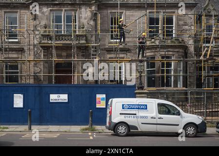 Échafaudages travaillant sur un bâtiment dans la nouvelle ville d'Édimbourg. Banque D'Images