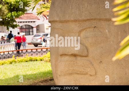 Santiago Tuxtla, Veracruz, Mexique - 5 juillet 2023 : le soleil d'été brille sur l'ancienne tête colossale olmèque nommée Monument One, connue sous le nom de tête la Cobata. Banque D'Images