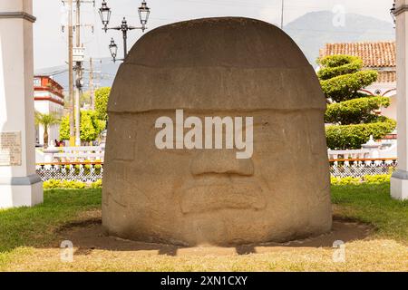 Santiago Tuxtla, Veracruz, Mexique - 5 juillet 2023 : le soleil d'été brille sur l'ancienne tête colossale olmèque nommée Monument One, connue sous le nom de tête la Cobata. Banque D'Images