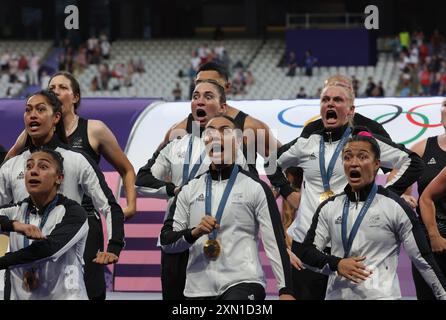 Paris, France. 30 juillet 2024. Les membres de l'équipe féminine de rugby néo-zélandaise effectuent un haka après avoir remporté la médaille d'or du rugby féminin à sept aux Jeux olympiques d'été de 2024 au stade de France à Saint Denis, au nord de Paris, le mardi 30 juillet, 2024. le Canada a remporté l'argent et le bronze américain. Photo de Maya Vidon-White/UPI. Crédit : UPI/Alamy Live News Banque D'Images