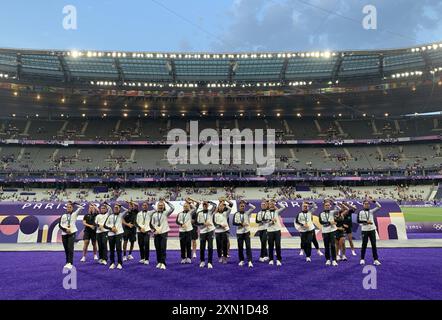 Paris, France. 30 juillet 2024. Les membres de l'équipe féminine de rugby néo-zélandaise effectuent un haka après avoir remporté la médaille d'or du rugby féminin à sept aux Jeux olympiques d'été de 2024 au stade de France à Saint Denis, au nord de Paris, le mardi 30 juillet, 2024. le Canada a remporté l'argent et le bronze américain. Photo de Maya Vidon-White/UPI. Crédit : UPI/Alamy Live News Banque D'Images