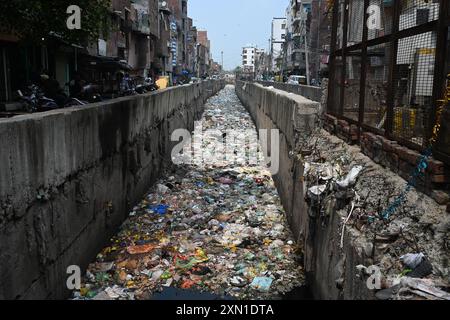 New Delhi, Inde. 30 juillet 2024. NEW DELHI, INDE - JUILLET 30 : vue du drain étranglé Chauhan Bangad le 30 juillet 2024 à New Delhi, Inde. (Photo de Sonu Mehta/Hindustan Times/Sipa USA) crédit : Sipa USA/Alamy Live News Banque D'Images