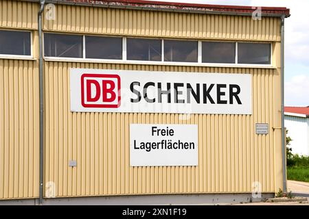 Gersthofen, Bavière, Allemagne - 23 mai 2024 : entrepôt DB Schenker avec un panneau offrant un espace de stockage gratuit. Services de logistique et d'entreposage dans l'économie moderne *** Lagerhalle von DB Schenker mit einem Schild, das freie Lagerflächen anbietet. Logistik- und Lagerdienstleistungen in der modernen Wirtschaft Banque D'Images