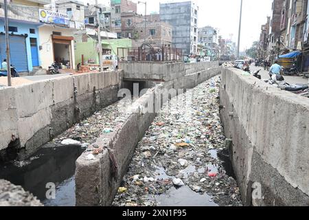 New Delhi, Inde. 30 juillet 2024. NEW DELHI, INDE - JUILLET 30 : vue du drain étranglé Chauhan Bangad le 30 juillet 2024 à New Delhi, Inde. (Photo de Sonu Mehta/Hindustan Times/Sipa USA) crédit : Sipa USA/Alamy Live News Banque D'Images