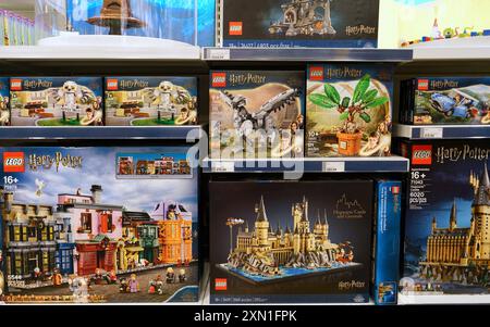 Présentation des ensembles Lego dans le magasin de jouets Banque D'Images