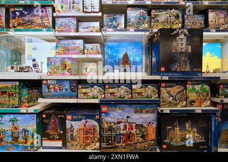 Présentation des ensembles Lego dans le magasin de jouets Banque D'Images