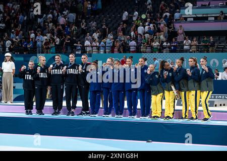 ANDREOLI Angela, D’AMATO Alice, ESPOSITO Manila, IORIO Elisa, VILLA Giorgia (Italien), BILES Simone (USA), CAREY Jade (USA), CHILES Jordan (USA), LEE Sunisa (USA), RIVERA Hezly (USA), ANDRADE Rebeca, BARBOSA Jade, OLIVEIRA Lorrane, SARAIVA Flavia, SOARES Julia (Brasilien) jubeln BEI der Siegerehrung auf dem podium, FRA, Olympische Spiele Paris 2024, Geraetturnen, Damen Teamfinale, 30.07.2024 Foto : Eibner-Pressefoto/Michael Memmler Banque D'Images