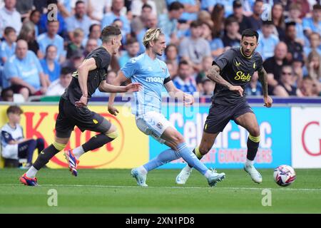 James Garner d'Everton (à gauche) et Dwight McNeil (à droite) se battent pour le ballon avec Jack Rudoni de Coventry City lors du match amical d'avant-saison à la Coventry Building Society Arena. Date de la photo : mardi 30 juillet 2024. Banque D'Images