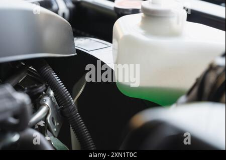 Système de refroidissement de moteur de voiture avec ventilateur et vue rapprochée de liquide Banque D'Images