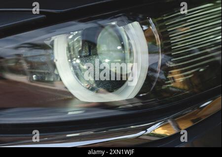 Gros plan du phare de lumière LED de la voiture moderne Banque D'Images