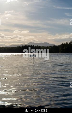 Une vue magnifique sur un voilier sur le lac Conway dans le New Hampshire pendant le coucher du soleil. Banque D'Images