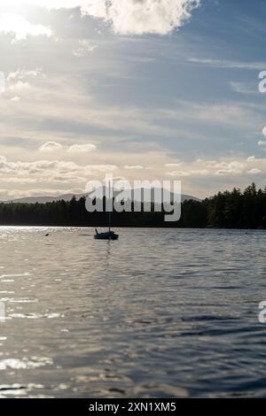 Une vue magnifique sur un voilier sur le lac Conway dans le New Hampshire pendant le coucher du soleil. Banque D'Images