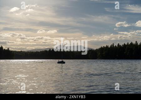 Une vue magnifique sur un voilier sur le lac Conway dans le New Hampshire pendant le coucher du soleil. Banque D'Images