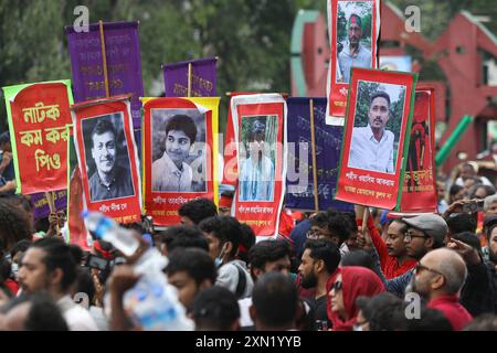 Dhaka, Bangladesh. 30 juillet 2024. Des activistes culturels et des membres de la société civile tiennent des affiches alors qu'ils organisent une marche de chant pour les victimes qui ont été tuées lors des récentes manifestations étudiantes à l'échelle nationale contre les quotas dans les emplois gouvernementaux, à Dhaka le 30 juillet 2024. Le gouvernement du Bangladesh a appelé à une journée de deuil le 30 juillet, pour les victimes de violence dans les troubles nationaux, mais les étudiants ont dénoncé ce geste comme irrespectueux envers les camarades de classe tués lors des affrontements avec la police ce mois-ci. Photo Habibur Rahman/ABACAPRESS. COM Credit : Abaca Press/Alamy Live News Banque D'Images