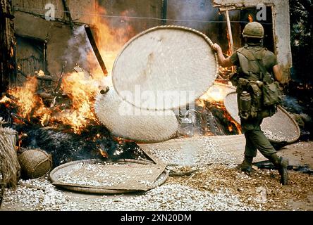 Mon massacre de Lai, un soldat américain brûle un village. Mon massacre de Lai pendant la guerre du Vietnam Banque D'Images