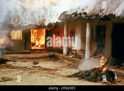 Cadavres devant une maison en feu. Mon massacre de Lai. Mon massacre de Lai pendant la guerre du Vietnam Banque D'Images