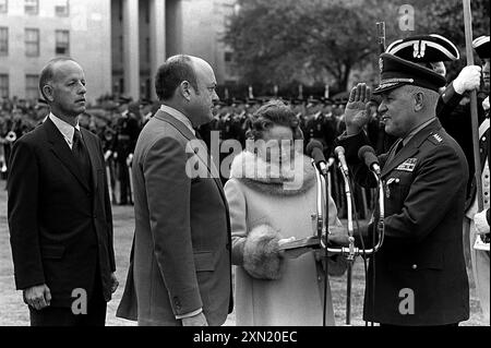 Le secrétaire à la Défense Melvin R. Laird, deuxième à partir de la gauche, administre le serment d'office au général Creighton W. Abrams, la nouvelle armée américaine Abrams prête serment en tant que chef d'état-major de l'armée, le 16 octobre 1972. Le secrétaire de l'Armée Robert F. Froehlke regarde pendant que MRS Abrams tient la Bible. Plus tôt dans la cérémonie, le secrétaire Laird a remis la médaille du service distingué du ministère de la Défense au général Abrams. Banque D'Images