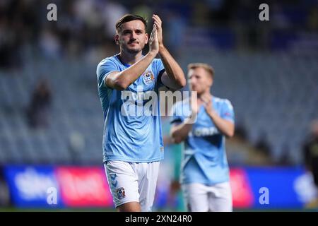 Liam Kitching de Coventry City (à gauche) applaudit les fans après le match amical d'avant-saison à la Coventry Building Society Arena. Date de la photo : mardi 30 juillet 2024. Banque D'Images