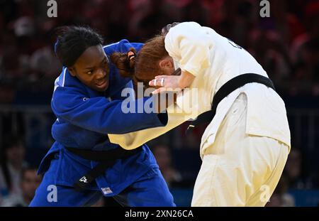 Paris, France. 30 juillet 2024. Clarisse Agbegnenou (bleue), de France, concourt contre Lubjana Piovesana, d'Autriche, lors du concours féminin de judo -63kg pour la médaille de bronze aux Jeux Olympiques de Paris 2024 à Paris, France, le 30 juillet 2024. Crédit : Li an/Xinhua/Alamy Live News Banque D'Images