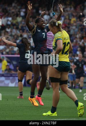 Paris, France. 30 juillet 2024. Les membres de l'équipe féminine américaine de rugby célèbrent leur victoire contre l'Australie lors des Sevens de rugby féminin aux Jeux olympiques d'été de 2024 au stade de France à Saint Denis, au nord de Paris, le mardi 30 juillet. 2024. les États-Unis ont remporté le bronze. Photo de Maya Vidon-White/UPI. Crédit : UPI/Alamy Live News Banque D'Images