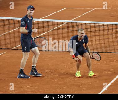 Paris, France. 30 juillet 2024. Le Britannique Andy Murray célèbre sa victoire avec son coéquipier Dan Evans dans leur deuxième tour de double match contre la Belgique à Roland Garros le mardi 30 juillet 2024, quatrième journée des Jeux Olympiques de Paris. La Grande-Bretagne a remporté le match deux sets à un dans un tiebreak. Photo de Hugo Philpott/UPI crédit : UPI/Alamy Live News Banque D'Images