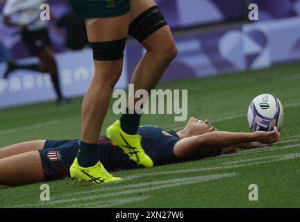 Paris, France. 30 juillet 2024. Alex Sedrick, américain, marque contre l'Australie lors du rugby féminin à sept aux Jeux olympiques d'été de 2024 au stade de France à Saint Denis, au nord de Paris, le mardi 30 juillet, 2024. les États-Unis ont remporté le bronze. Photo de Maya Vidon-White/UPI. Crédit : UPI/Alamy Live News Banque D'Images