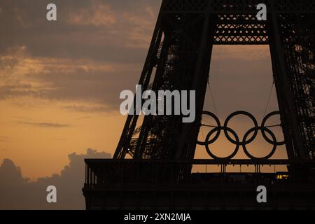 PARIS - la Tour Eiffel au coucher du soleil vue depuis le stade de Beach volley. ANP IRIS VAN DEN BROEK Banque D'Images