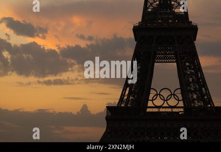 PARIS - la Tour Eiffel au coucher du soleil vue depuis le stade de Beach volley.. ANP IRIS VAN DEN BROEK Banque D'Images