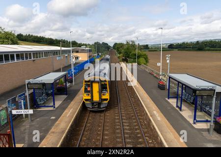 Train au départ de la gare de Corbridge à Northumberland Banque D'Images