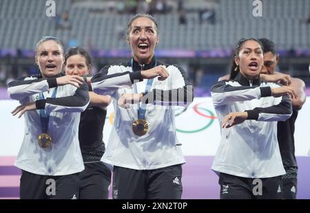 Paris, France. 30 juillet 2024. Sarah Hirini (C) et Michaela Blyde (l) de l'équipe Nouvelle-Zélande effectuent un haka alors qu'elles célèbrent la cérémonie de victoire pour le rugby féminin à sept aux Jeux Olympiques de Paris 2024 à Paris, France, le 30 juillet 2024. Credit : lui Siu Wai/Xinhua/Alamy Live News Banque D'Images