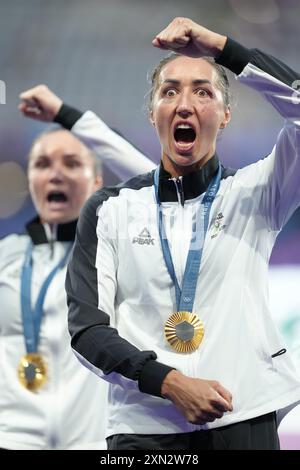 Paris, France. 30 juillet 2024. Sarah Hirini (R) et Michaela Blyde de l'équipe Nouvelle-Zélande effectuent un haka alors qu'elles célèbrent la cérémonie de victoire pour le rugby féminin à sept aux Jeux Olympiques de Paris 2024 à Paris, France, le 30 juillet 2024. Credit : lui Siu Wai/Xinhua/Alamy Live News Banque D'Images