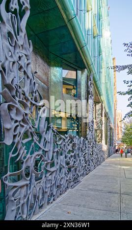 40 rue Bond, un condo moderne incorporé dans l'extension du quartier historique de NoHo. Une sculpture en aluminium pare la façade en verre bleu-vert. Banque D'Images