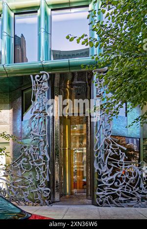 40 rue Bond, un condo moderne incorporé dans l'extension du quartier historique de NoHo. Une sculpture en aluminium pare la façade en verre bleu-vert. Banque D'Images