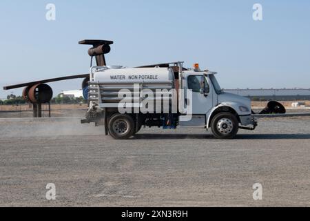 L'aviateur principal Kenneth Stange, 349th civil Engineer Squadron, conduit un véhicule mobile d'approvisionnement en eau dans le cadre de l'entraînement pendant l'opération Bivouac à March Air Reserve, Calif, le 25 juillet 2024. En plus des possibilités de formation, les aviateurs ont pu porter leur équipement de protection et voir ce que cela ferait de manœuvrer et de travailler pendant l'événement de formation sur le terrain. (Photo de l'US Air Force par Tech. Sergent Ryan Green) Banque D'Images