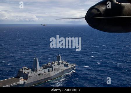 Deux CH-53 Super Stallions attachés au Marine Medium Tilt rotor Squadron (VMM) 165 et à la 15th Marine Expeditionary Unit volent le long du navire amphibie de transport USS Somerset (LPD-25) dans l'océan Pacifique lors de l'exercice Rim of the Pacific (RIMPAC) 2024, juillet 27. Vingt-neuf pays, 40 navires de surface, trois sous-marins, 14 forces terrestres nationales, plus de 150 avions et 25 000 membres du personnel participent au RIMPAC dans et autour des îles Hawaï, du 27 juin au 1er août. Le RIMPAC, le plus grand exercice maritime international au monde, offre une occasion unique de formation pendant que fost Banque D'Images