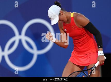 Paris, France. 30 juillet 2024. Wang Xiyu, de Chine, célèbre lors du match de troisième tour de tennis féminin contre IgA Swiatek, de Pologne, aux Jeux Olympiques de Paris 2024, à Paris, France, le 30 juillet 2024. Crédit : WAN Xiang/Xinhua/Alamy Live News Banque D'Images