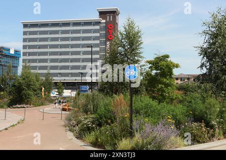 Sheffield OYO Metropolitan Hotel building, Inner City Angleterre Royaume-Uni Castlegate Grey to Green Park oasis piétonne de plantes Banque D'Images