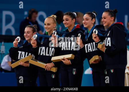 Les médaillées d'argent équipe Italie regardent depuis le podium lors de la cérémonie de remise des médailles pour la finale de l'équipe féminine de gymnastique artistique le quatrième jour des Jeux Olympiques Paris 2024 à Bercy Arena le 30 juillet 2024 à Paris, France Banque D'Images