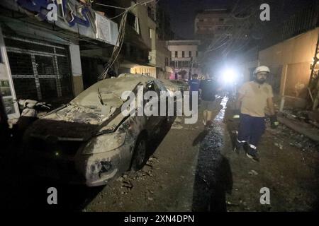 (240730) -- BEYROUTH, 30 juillet 2024 (Xinhua) -- Un véhicule au bord de la route a été vu endommagé lors d'une frappe israélienne sur un bâtiment voisin dans la banlieue sud de Beyrouth, Liban, le 30 juillet 2024. L'armée israélienne a annoncé mardi qu'elle avait tué le commandant militaire du Hezbollah, Fouad Shokor, dans une frappe aérienne à Beyrouth, affirmant que l'assassinat était une représailles à une roquette transfrontalière qui a tué 12 jeunes samedi. Le Hezbollah, groupe militant libanais et parti politique, n'a pas immédiatement confirmé son état de santé. Les médias libanais ont déclaré que l'attaque ciblant Shokor était une erreur Banque D'Images