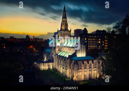 Coucher de soleil sur la cathédrale de Glasgow, Écosse. Banque D'Images