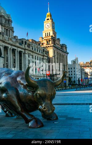 Arturo Di Modica’s Shanghai Bull avec l’historique Customs House et les anciens bâtiments de Hong Kong et Shanghai Banking Corporation en arrière-plan. Banque D'Images