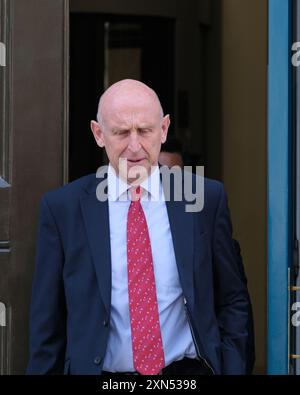 Le député John Healey, secrétaire d'État à la Défense, quitte le Cabinet après une réunion. Banque D'Images