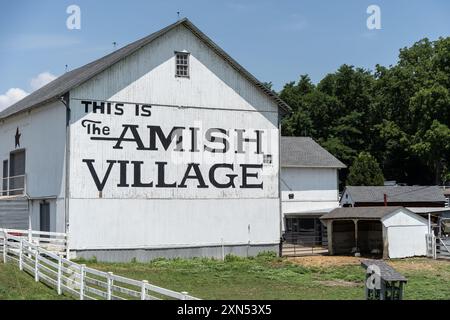 Strasburg, Pennsylvanie – 13 juillet 2024 : une grange blanche dans le village Amish, une destination touristique populaire dans le comté de Lancaster, en Pennsylvanie. Banque D'Images