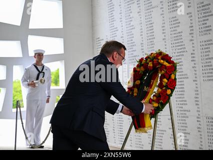 Honolulu, États-Unis. 30 juillet 2024. Le ministre de la Défense Boris Pistorius (SPD) visite l'USS Arizona Memorial à Pearl Harbor et dépose une couronne. Entre autres choses, le politicien du SPD visite l'exercice militaire Rim of the Pacific mené par les États-Unis (RIMPAC, 26.06. Au 02.08.2024) à Hawaï. Crédit : Soeren Stache/dpa/Alamy Live News Banque D'Images