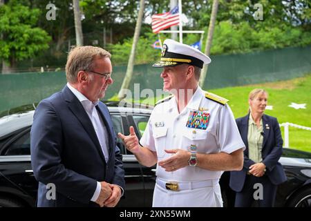 Honolulu, États-Unis. 30 juillet 2024. Le ministre de la Défense Boris Pistorius (à gauche, SPD) est accueilli avec les honneurs militaires par l'amiral Samuel Paparo (à droite), commandant de la flotte américaine du Pacifique, au mémorial de l'USS Arizona à Pearl Harbor. Entre autres choses, le politicien du SPD visite l'exercice militaire Rim of the Pacific mené par les États-Unis (RIMPAC, 26.06. Au 02.08.2024) à Hawaï. Crédit : Soeren Stache/dpa/Alamy Live News Banque D'Images