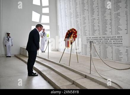 Honolulu, États-Unis. 30 juillet 2024. Le ministre de la Défense Boris Pistorius (SPD) visite l'USS Arizona Memorial à Pearl Harbor et dépose une couronne. Entre autres choses, le politicien du SPD visite l'exercice militaire Rim of the Pacific mené par les États-Unis (RIMPAC, 26.06. Au 02.08.2024) à Hawaï. Crédit : Soeren Stache/dpa/Alamy Live News Banque D'Images